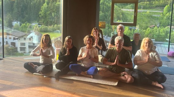 Yogis im Yogaraum