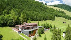 yoga-urlaub-deutschland-allgaeu-bio-berghotel-ifenblick-hotelanlage-vogelperspektive Erholen Sie sich in der idyllischen Landschaft des Allgäus im Bio-Berghotel Ifenblick