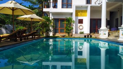 Am Pool die Ruhe des Resorts genießen