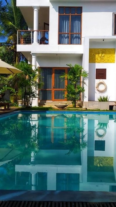 Am Pool die Ruhe des Resorts genießen