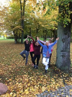 Strahlende Yogis im Park am See
