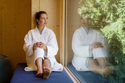 Im Wellness-Bereich mit Blick ins Grüne entspannen