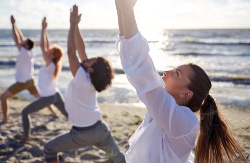 In kleinen Gruppen werden Ihnen auf dieser Yoga Reise wohltuende Yogaübungen am Strand geboten.