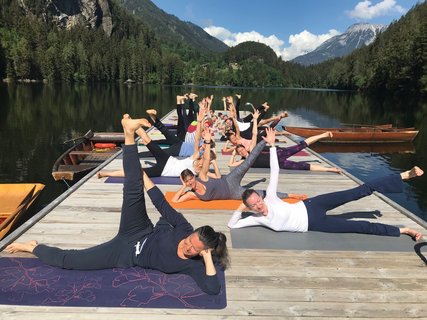 Im Hotel Ritzlerhof auf dem Seesteg Yoga üben - Entspannung und Freude