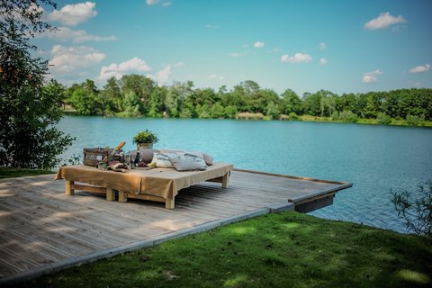 Von der Terrasse aus eröffnet sich eine malerische Aussicht auf den schönen See