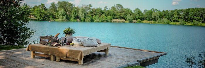 Von der Terrasse aus eröffnet sich eine malerische Aussicht auf den schönen See