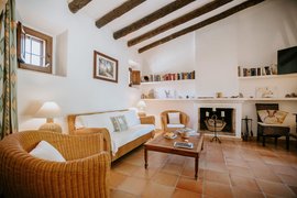 Das Wohnzimmer der Menorca Suite mit mediterranen Flair Das Wohnzimmer der Menorca Suite mit mediterranen Flair