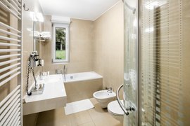 Das Badezimmer in der Deluxe Juniorsuite