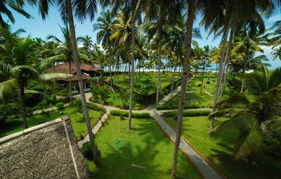 Bis zum Fischerstrand sind es nur etwa 50 Schritte durch den tropischen Garten