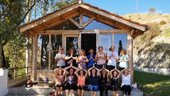 yoga-urlaub-spanien-catillo-san-rafael-gruppe-menschen Begeisterte Yogaschüler im Yoga Urlaub in Spanien
