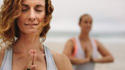 frau-meditation-strand-gespiegelt Meditation im Alltag bringt Ruhe und Gelassenheit