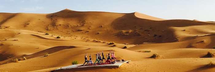Yoga in der Wüste von Marokko