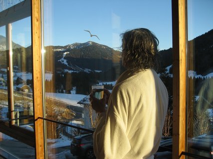 Den Duft des heißen Tees in der Nase, schneebedeckte Berge vor Augen und eine wohlige Wärme am Körper... das ist Urlaub...