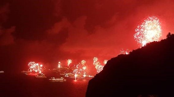 Das Silvester-Feuerwerk über der Bucht von Funchal