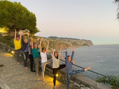 Yogis in freier Natur vor den Klippen Madeiras
