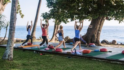 Vitalisierende Yoga-Einheit mit Blick auf das Meer Vitalisierende Yoga-Einheit mit Blick auf das Meer