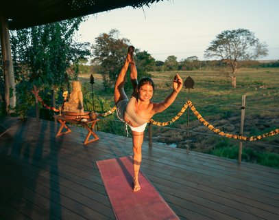 Yoga Pose inmitten der Reisfelder