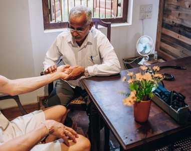 Pulsdiagnose bei Ihrem Ayurveda-Arzt