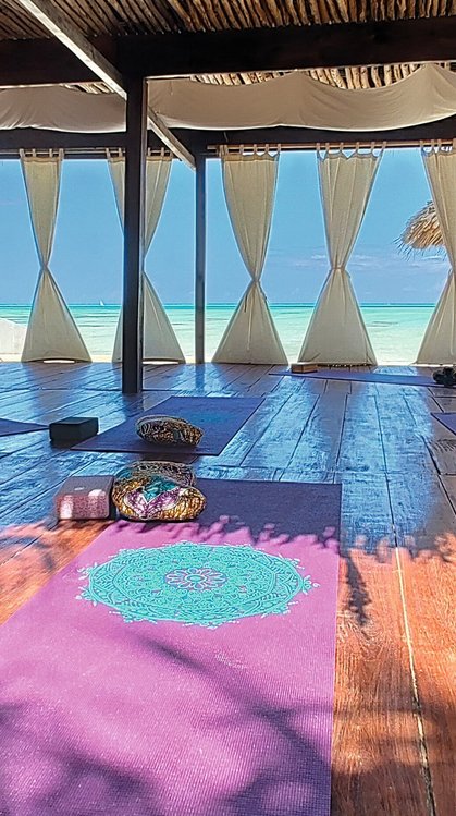 Die Yoga Shala mit Blick auf das blaue Meer