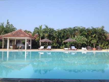 Großzügiger Pool im Rajah Beach