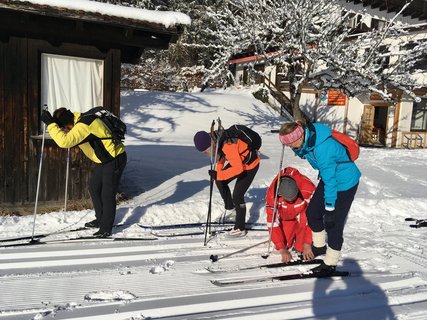 Die Gruppe bereitet sich auf einen Ski-Ausflug vor