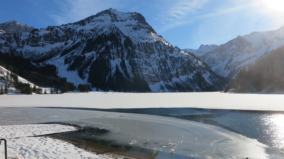 Die Berge und der See im Sonnenschein, ein wahnsinniger Ausblick 