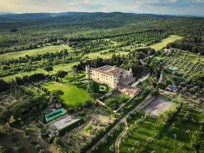 Das Castello umgeben von Wiesen und Wäldern