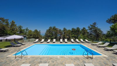 Unter der griechischen Sonne am Pool entspannen
