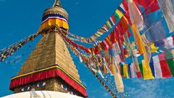trekking-reisen-nepal-stupa-bhaktapur-gebetsfahnen Auf Ihrer Reise nach Nepal warten viele bunte Gebetsfahnen auf Sie