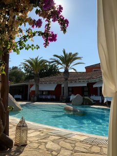 Entspannen Sie am Pool des Hotel Galanias