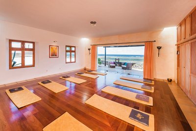 Üben Sie Yoga im hellen Yogaraum mit Blick auf die Natur Lanzarotes