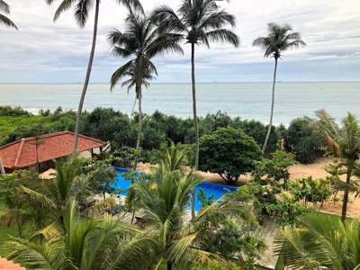 Der wunderschöne Blick auf den Garten und das Meer