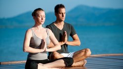 yoga-reisen-urlaub-meditation-gruppe-sukhasana-schneidersitz-lotussitz-asanas-haltung-anjali-mudra-siegel-des-grusses Gemeinsame Meditation in der Natur genießen