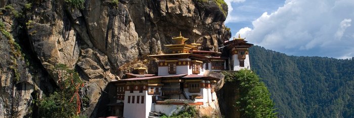 Hoch in luftigen Höhen erkunden Sie beim Trekking in Bhutan das Kloster Tigers Nest