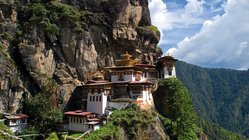 bhutan-reisen-tigernest-taktshang-paro-trekking-pilgerreisen Hoch in luftigen Höhen erkunden Sie beim Trekking in Bhutan das Kloster Tigers Nest