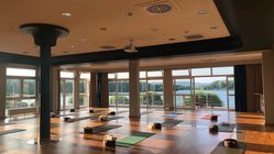 yoga-urlaub-deutschland-seehotel-niedernberg-dorf-am-see-yogaraum Den Ausblick vom Yogaraum auf den See genießen