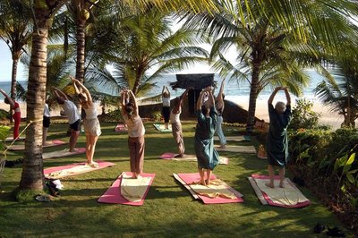 Üben Sie im Manaltheeram gemeinsam in der Gruppe mit Blick auf das Meer Yoga