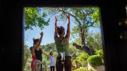 yoga-reisen-spanien-mallorca-finca-son-mola-vell-yoga-garten Die Yoga Stunden gemeinsam in der Natur genießen