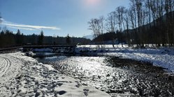 yoga-urlaub-deutschland-alpenraum-bio-seminarhaus-seinz-fluss-schnee Was gibt es schöneres als strahlender Sonnenschein in der Schneelandschaft?