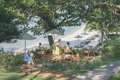 Entspannen Sie auf der Terrasse mit Meerblick im Kamalaya