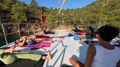 Gemeinsam auf dem Deck des Segelboots Yoga üben