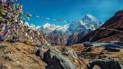 nepal-trekking-reisen-himalaya-rundreisen-annapurna-mount-everest-gebetsfahnen Auf Nepal Trekking Reisen dem höchsten Punkt der Welt ganz nah sein
