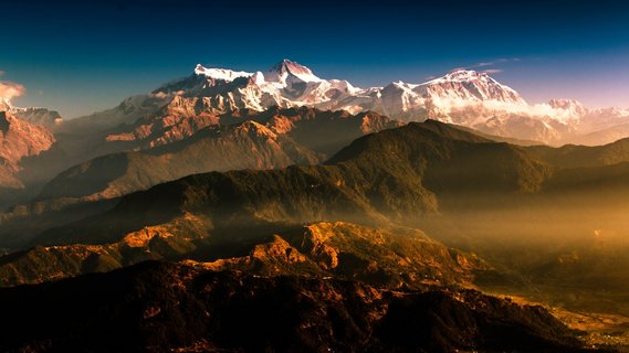 Lassen Sie sich von dem Sonnenaufgang über dem Himalaya faszinieren