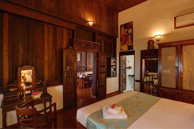 Traditionelle indische Einrichtung in der Zimmerkategorie "Kerala House"
