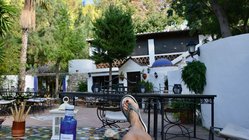yoga-urlaub-spanien-andalusien-castillo-san-rafael-tische Nach der Yoga Stunde in der weitläufigen Anlage des Castillos entspannen