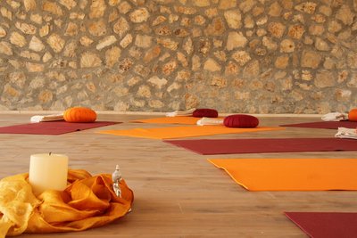 Entspannende Yoga-Einheiten im beheizten Yoga-Raum genießen