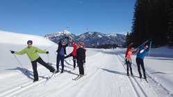yoga-urlaub-oesterreich-tirol-lechtal-reutte-naturhotel-lechlife-schnee-winter-skilanglauf-schneeschuhwandern Die Gruppe hat viel Spaß beim Skilanglaufen in Österreich
