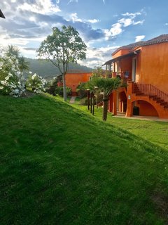 Das Hotel Galanias verfügt über eine weitläufige Gartenanlage