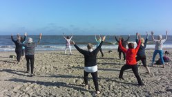 yoga-reise-deutschland-nordsee-baltrum-naturhotel-yoga-strand Yoga-Einheit am Strand- auf Baltrum ist das möglich!