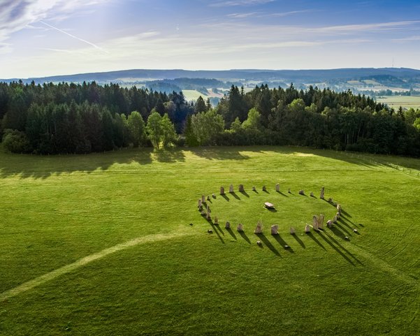 Steinkreis in grüner Landschaft in Tschechien